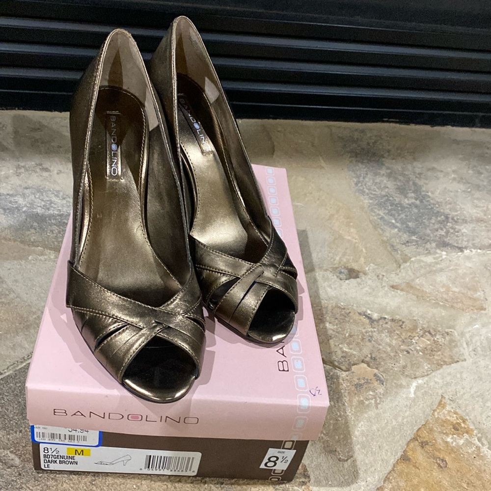Bandolino brown peep toe heels size 8 1/2